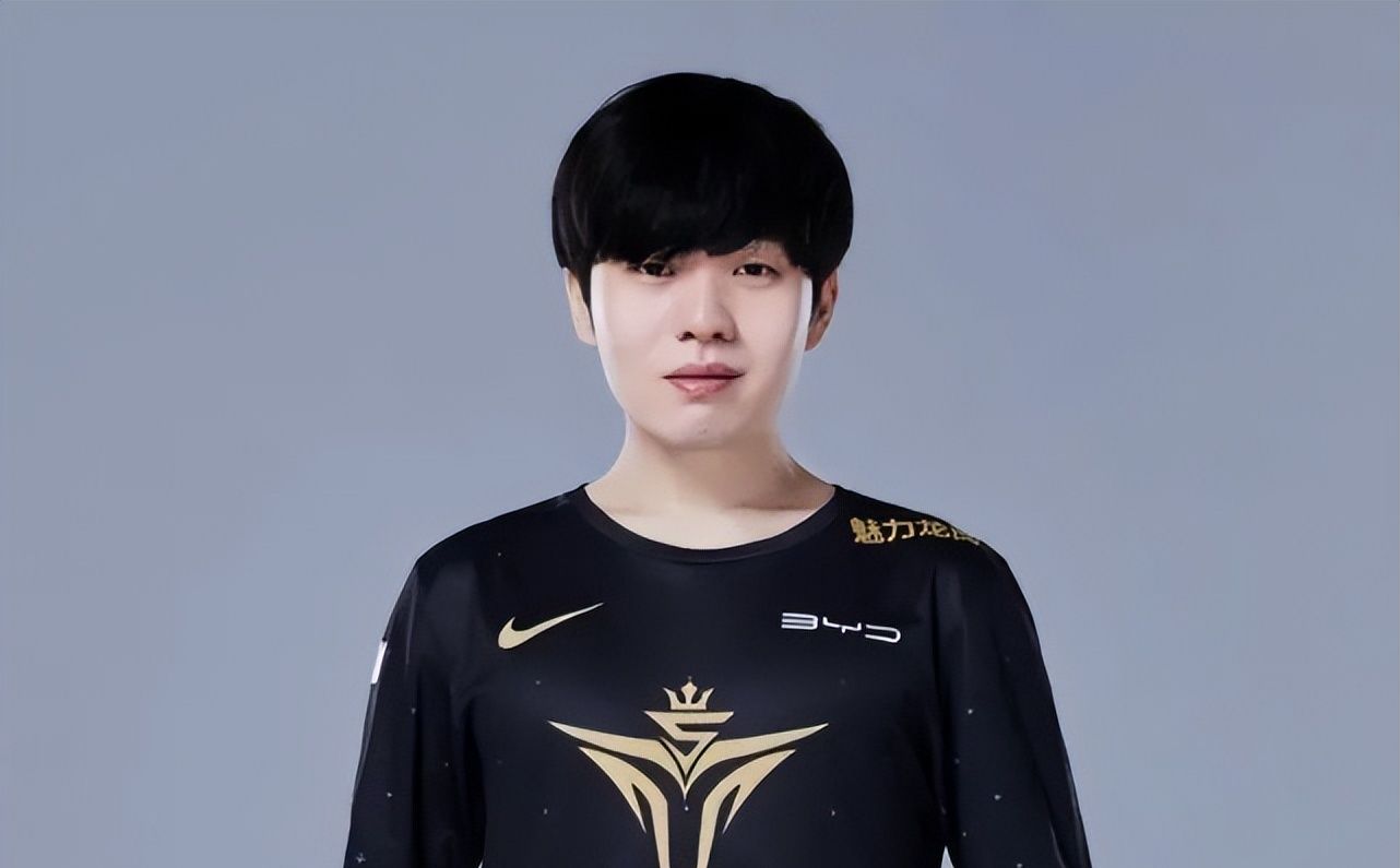 关于最后时刻胜出引发热议！，Rookie在TES比赛中最后时刻胜出赛场气氛高涨的信息